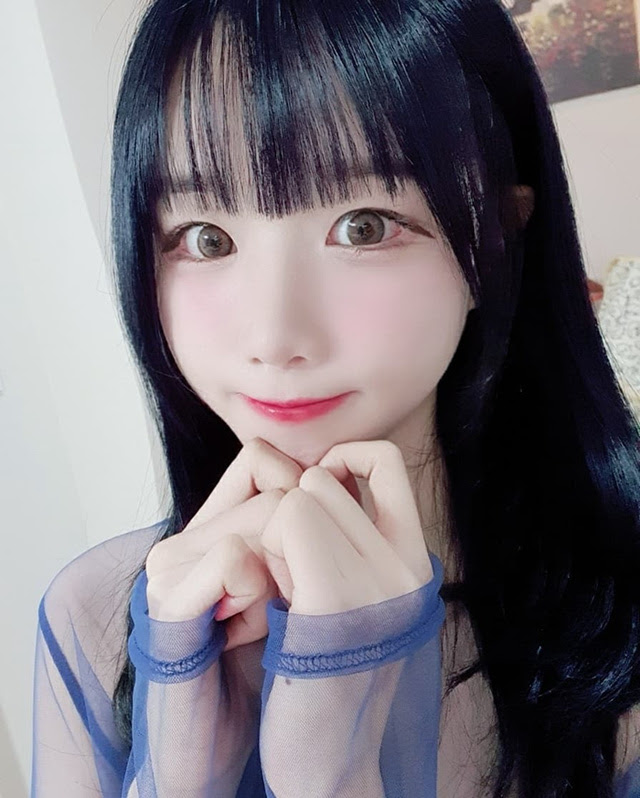 Streamer Eddyrin cúi người lấp ló vòng một để cảm ơn khiến fan rần rần - Hình 1
