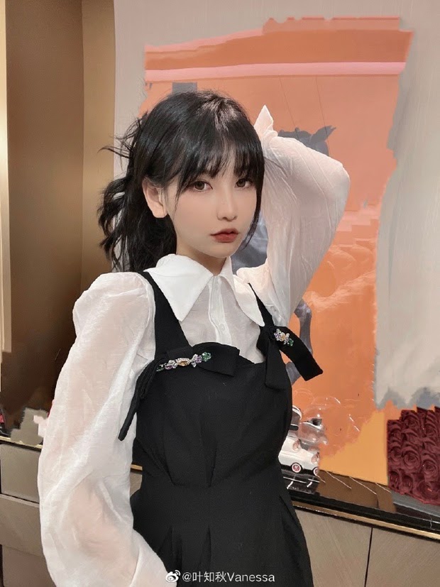 Streamer Eddyrin cúi người lấp ló vòng một để cảm ơn khiến fan rần rần - Hình 2
