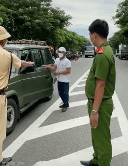 Chủ nợ thắp nhang, quỳ lạy trước nhà con nợ xin lại tiền: Em khổ lắm anh ơi - Hình 4