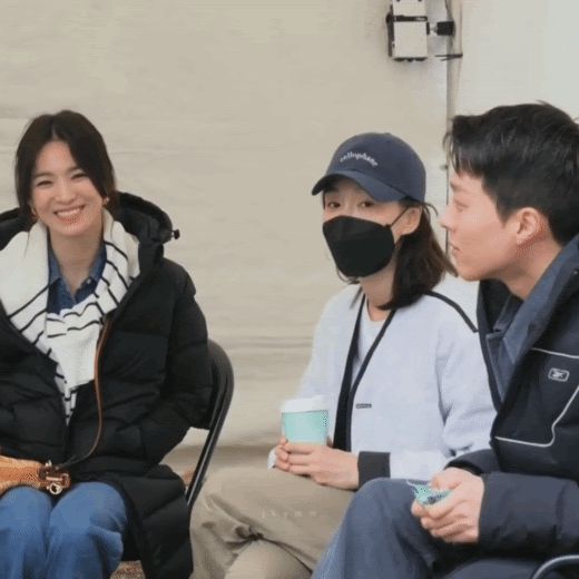 Jang Ki Yong knelt to read the script, and gave Song Hye Kyo a shoulder massage - Photo 4