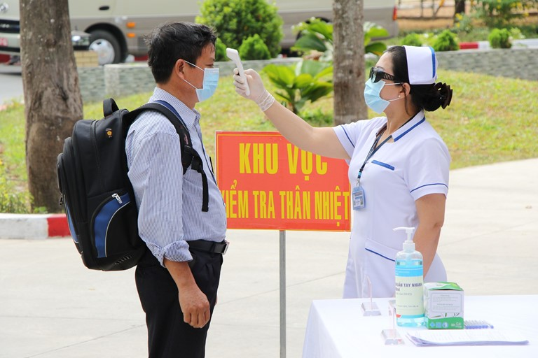 COVID-19 thâm nhập trường học | Hiệu trưởng cùng hàng loạt học sinh phải cách ly - Hình 2