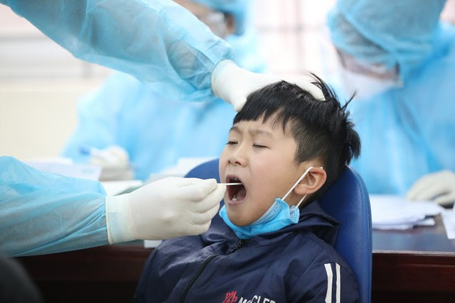 COVID-19 thâm nhập trường học | Hiệu trưởng cùng hàng loạt học sinh phải cách ly - Hình 1