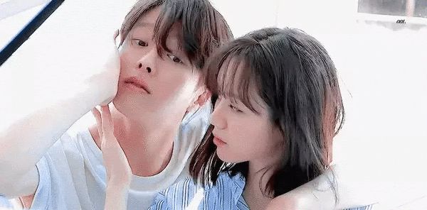 Hyeri và Ryu Jun Yeol - Couple Reply 1988 bị nghi chia tay vì hành động ám muội của nhà gái - Hình 2