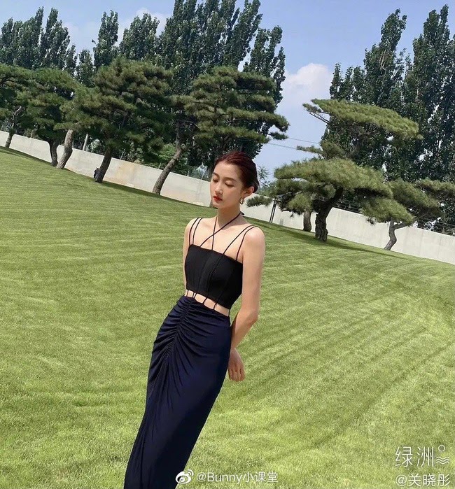 Quan Hiểu Đồng khoe body đẹp siêu thực khiến netizen choáng ngợp - Hình 1