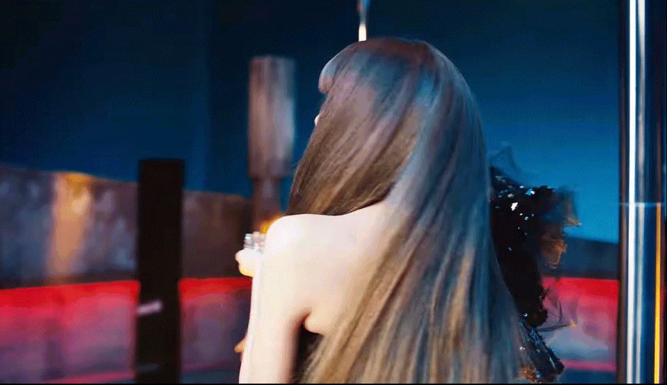 Lisa (BLACKPINK) released solo MV LALISA: Pole dancing shows off her "eye-catching" body, wearing ethnic clothes like a queen - Photo 1