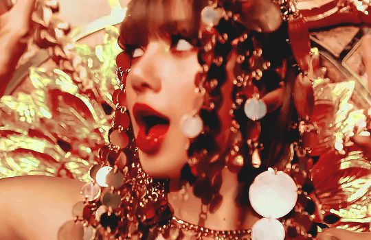 Lisa (BLACKPINK) released solo MV LALISA: Pole dancing shows off her "eye-catching" body, wearing ethnic clothes like a queen - Photo 2