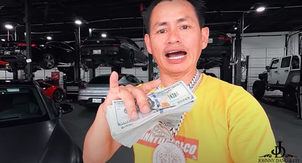 Tỷ phú kim cương Johnny Đặng khoe ảnh thuở hàn vi chạy xe ôm ở Việt Nam  tiết lộ bí quyết giàu sụ trên đất Mỹ