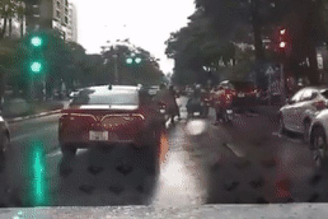 Hanoi: "Crazy cars" hit a series of motorbikes and stopped waiting for a red light, making people angry - Photo 1