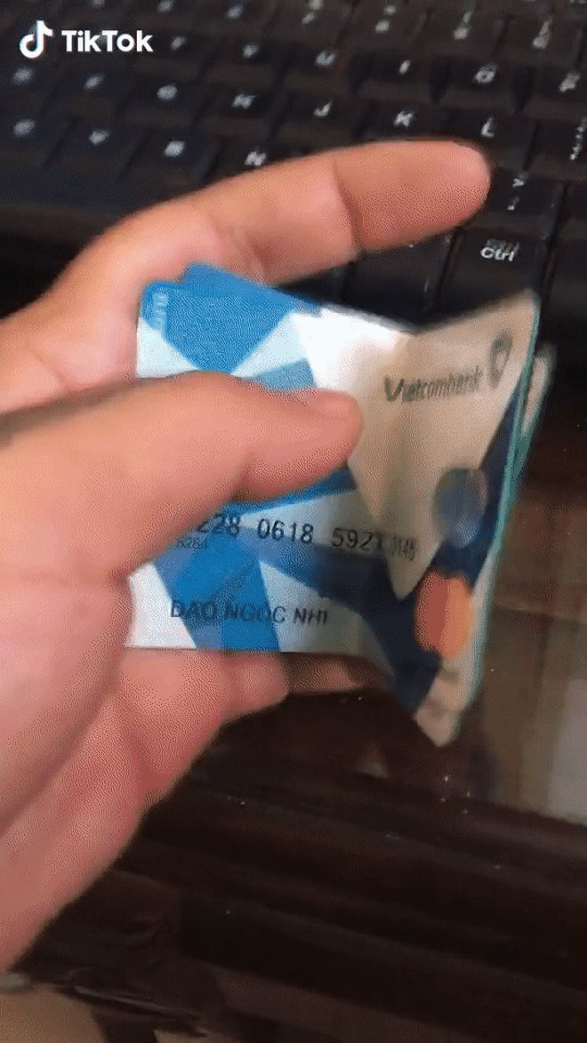 Hành động gây tranh cãi: Thanh niên quay clip bẻ thẻ ATM để tẩy chay Vietcombank, sau lùm xùm sao kê của Trấn Thành - Hình 3