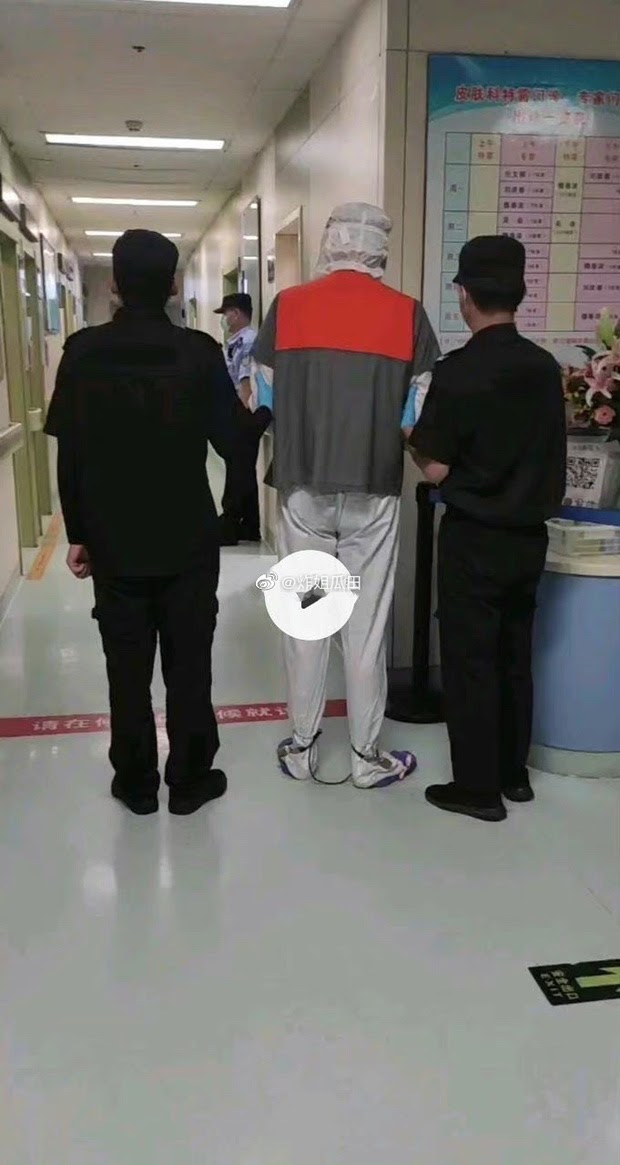 Ngo Diep Pham went to the hospital for treatment of syphilis in a state of two legs chained? - Photo 1