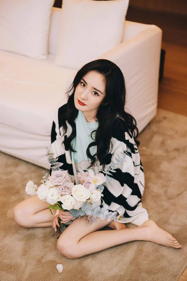 Dương Mịch khoe ảnh xinh đẹp nhưng để lộ chi tiết kém duyên, màn đọ sắc với Triệu Lệ Dĩnh ra sao? - Hình 7
