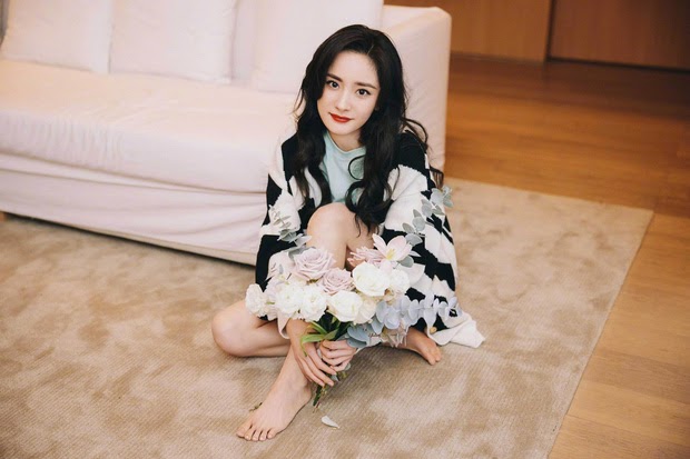 Dương Mịch khoe ảnh xinh đẹp nhưng để lộ chi tiết kém duyên, màn đọ sắc với Triệu Lệ Dĩnh ra sao? - Hình 6