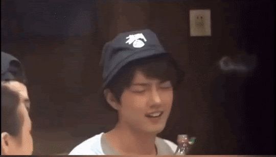 Vương Nhất Bác lộ mặt nọng trong concert năm mới, khác hẳn Tiêu Chiến khi say xỉn ở điểm này - Hình 5