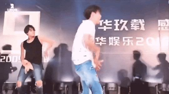 Vương Nhất Bác lộ mặt nọng trong concert năm mới, khác hẳn Tiêu Chiến khi say xỉn ở điểm này - Hình 6