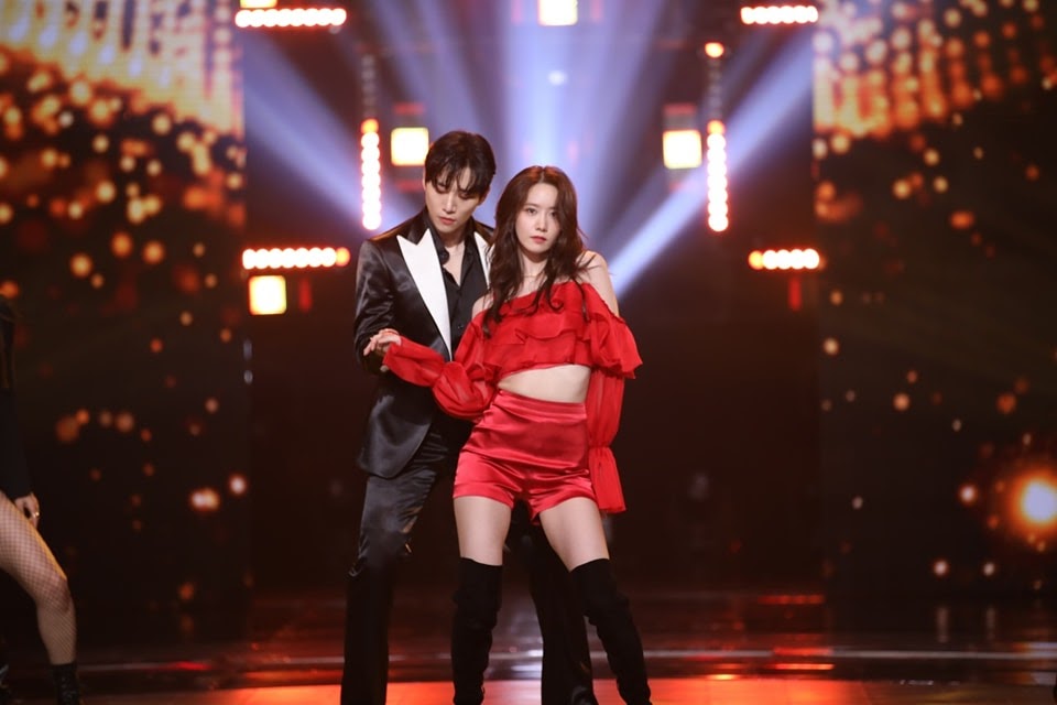 YoonA khoe vũ đạo táo bạo cùng Junho nhưng netizen chỉ chú ý đến bàn tay hư hỏng của mỹ nam 2PM - Hình 1