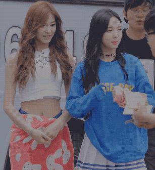 Tzuyu (TWICE) reacted very lovingly when Nayeon was "fawned", Jin and Jungkook (BTS) were also called by netizens - Photo 1