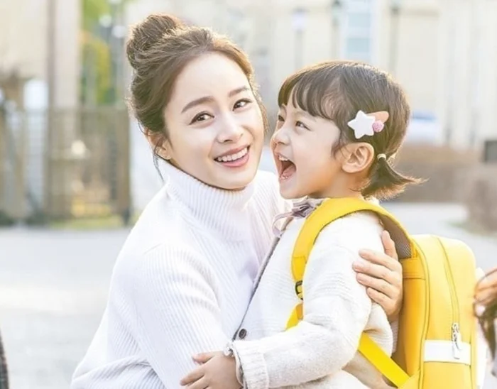 Kim Tae Hee lộ diện sau ồn ào Bi Rain ngoại tình, nhan sắc gây tranh cãi, Song Hye Kyo bị réo tên - Hình 4