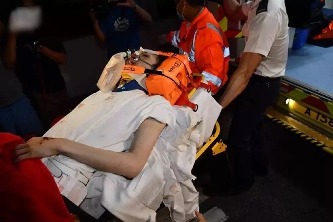 Ly Khai Ngon - The dancer hit by a 600kg LED screen is still quadriplegic, has had his neck brace removed - Photo 3