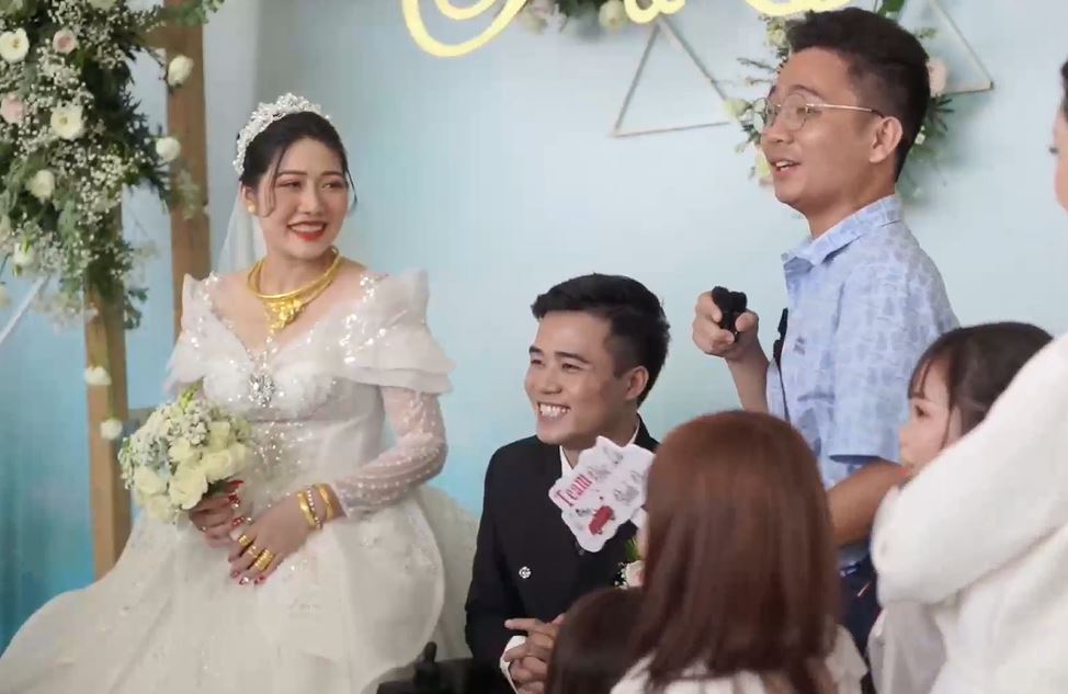 Tô Đình Khánh cùng bà xã xinh đẹp trong lễ cưới, mẹ cô dâu xúc động nhắn nhủ | Hot KOLs | Đời sống - VGT TV
