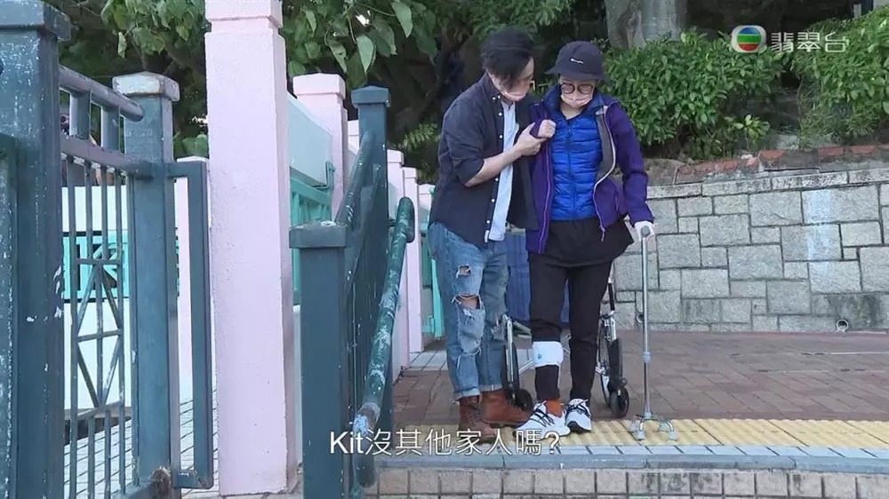 Á hậu Hong Kong liệt nửa người ở tuổi 31, bị chính mẹ ruột ruồng bỏ, còn lấy hết tiền trợ cấp - Hình 2