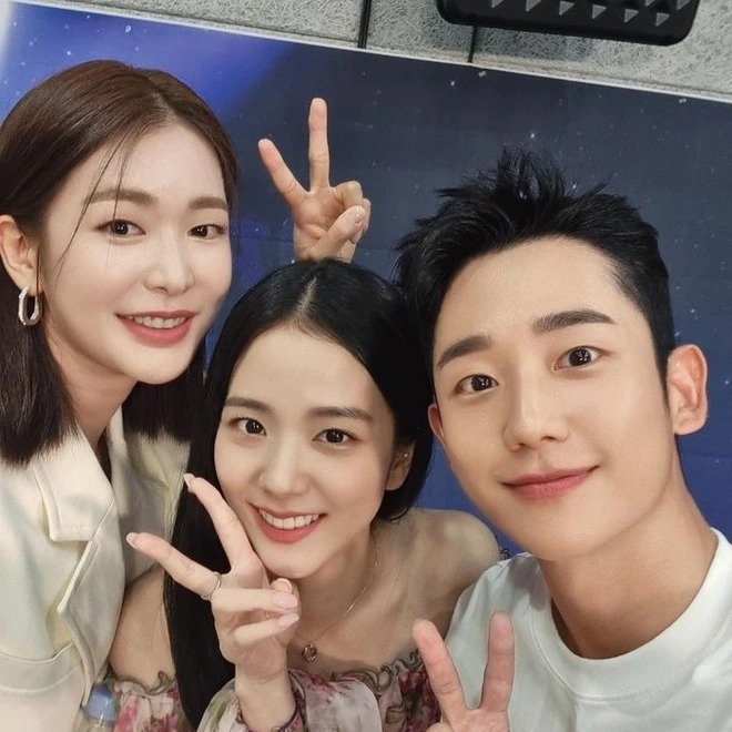 Jisoo (BLACKPINK) lộ ảnh được Jung Hae In hôn lên tóc cực tình, ngầm khẳng định hẹn hò? - Hình 3