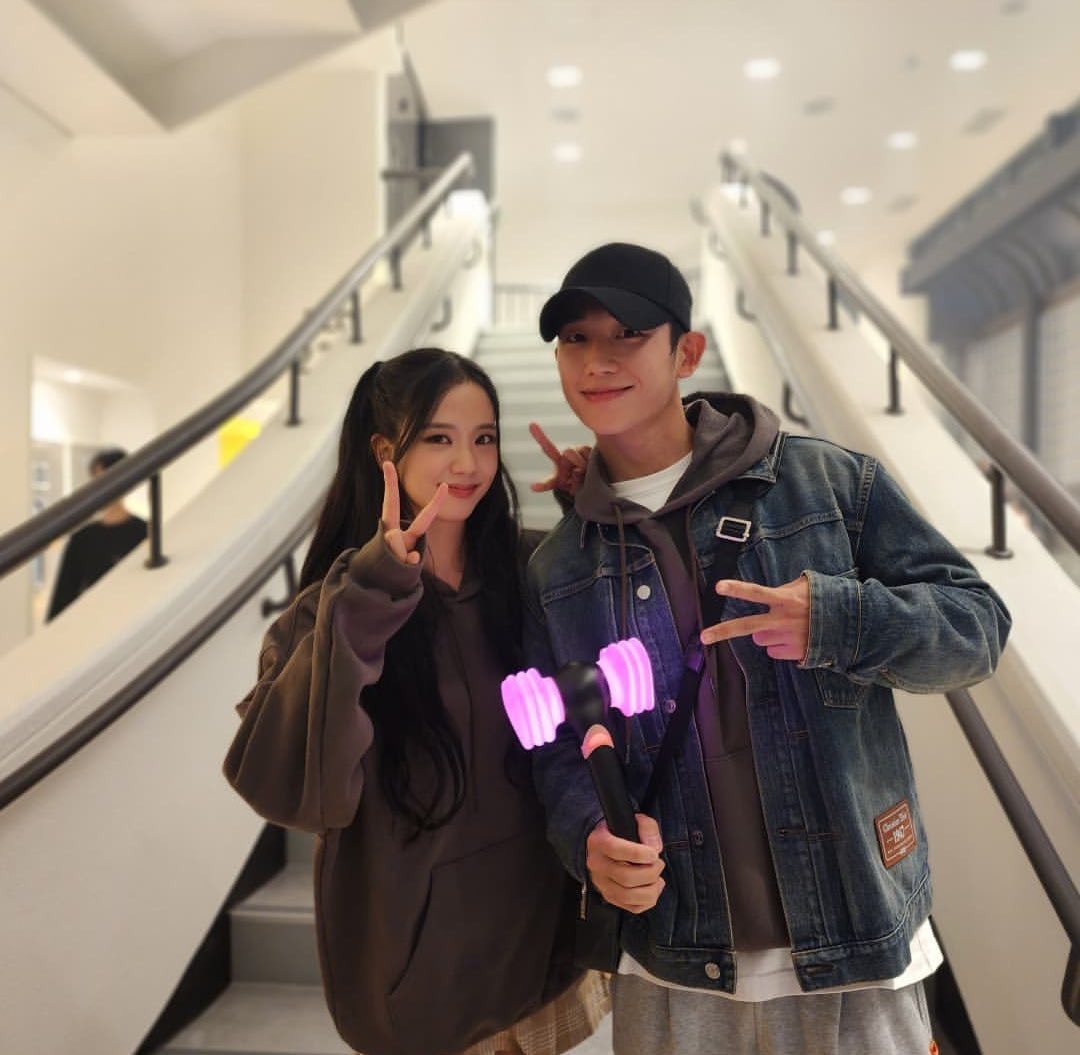 Jisoo (BLACKPINK) lộ ảnh được Jung Hae In hôn lên tóc cực tình, ngầm khẳng định hẹn hò? - Hình 6