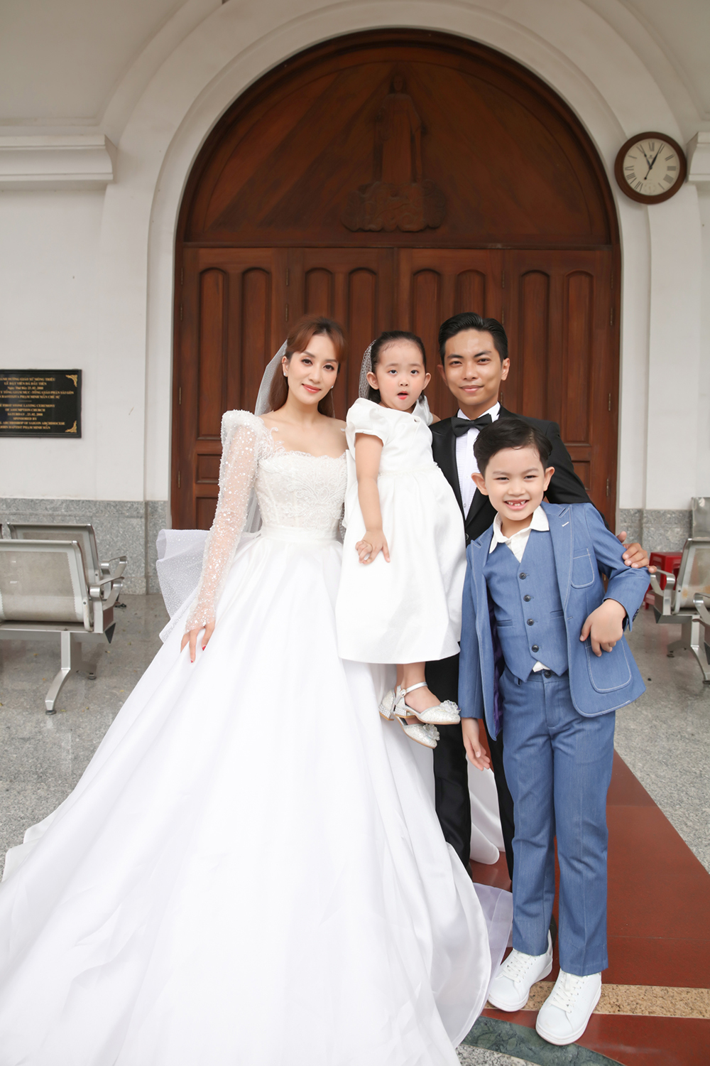 Khánh Thi bật khóc tại lễ cưới khi được bà ngoại Phan Hiển công nhận danh phận con dâu sau 13 năm - Hình 6