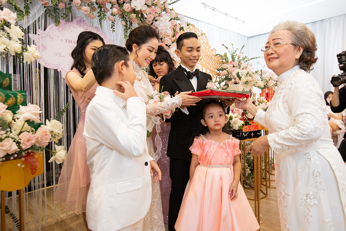 Khánh Thi bật khóc tại lễ cưới khi được bà ngoại Phan Hiển công nhận danh phận con dâu sau 13 năm - Hình 1