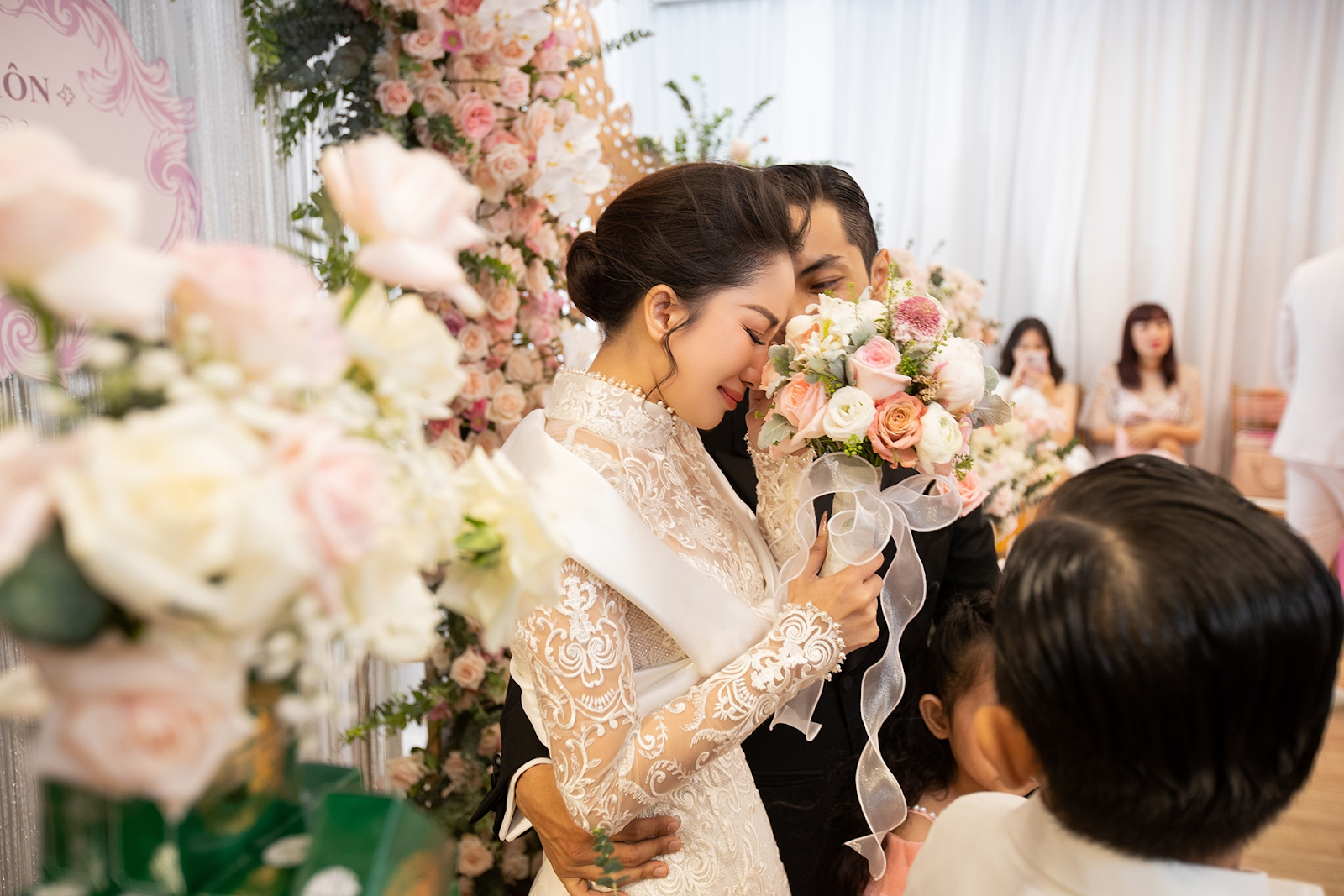 Khánh Thi bật khóc tại lễ cưới khi được bà ngoại Phan Hiển công nhận danh phận con dâu sau 13 năm - Hình 3