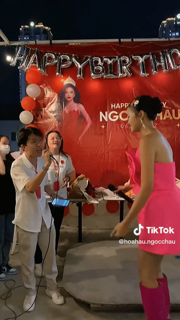 Ngọc Châu cầm mic làm ca sĩ, mở cả show ca hát, Miss Universe 2021 khoe sắc vóc hậu giảm cân? - Hình 1