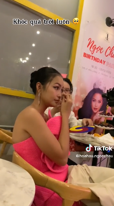 Ngọc Châu cầm mic làm ca sĩ, mở cả show ca hát, Miss Universe 2021 khoe sắc vóc hậu giảm cân? - Hình 4