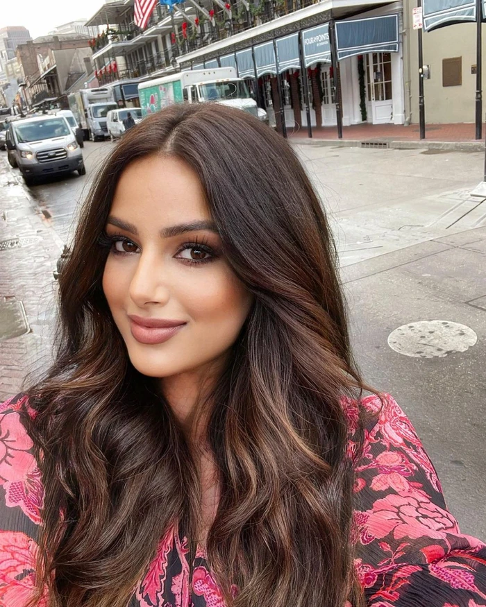 Ngọc Châu cầm mic làm ca sĩ, mở cả show ca hát, Miss Universe 2021 khoe sắc vóc hậu giảm cân? - Hình 8