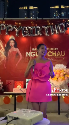 Ngọc Châu cầm mic làm ca sĩ, mở cả show ca hát, Miss Universe 2021 khoe sắc vóc hậu giảm cân? - Hình 2