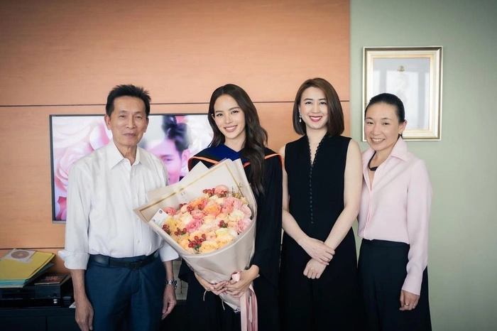 Nychaa Nuttanicha: Từ cô nàng ngọt ngào thành ái nữ gợi cảm, hẹn hò với bạn trai hơn 10 tuổi - Hình 13