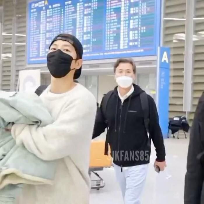 Song Joong Ki bị chỉ trích vì mải yêu đương mà bỏ bê bản thân hậu công khai hẹn hò với tình mới - Hình 1