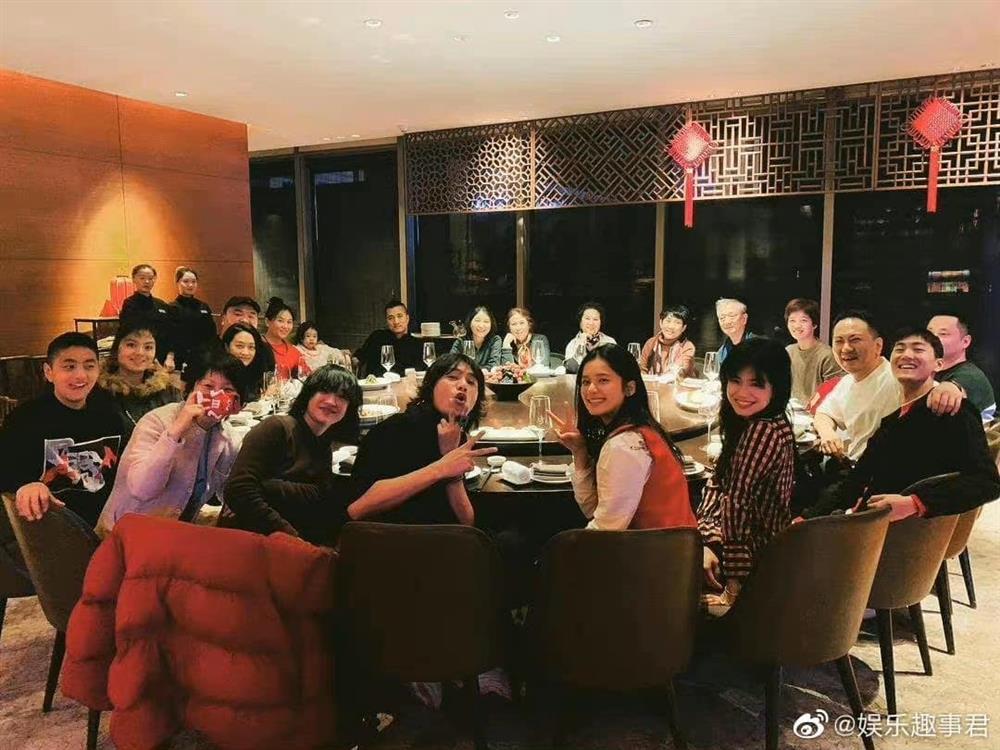 Trần Phi Vũ - Trương Tịnh Nghi tiếp tục yêu đương, lộ mối quan hệ bí ẩn với Châu Tấn và Trần Khôn? - Hình 4