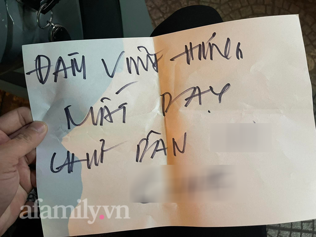 Đàm Vĩnh Hưng che ô kín mít đến phòng trà sau khi bà Nguyễn Phương Hằng quay đầu xe - Hình 6