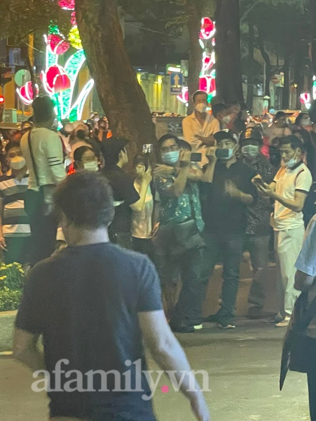 Đàm Vĩnh Hưng che ô kín mít đến phòng trà sau khi bà Nguyễn Phương Hằng quay đầu xe - Hình 4