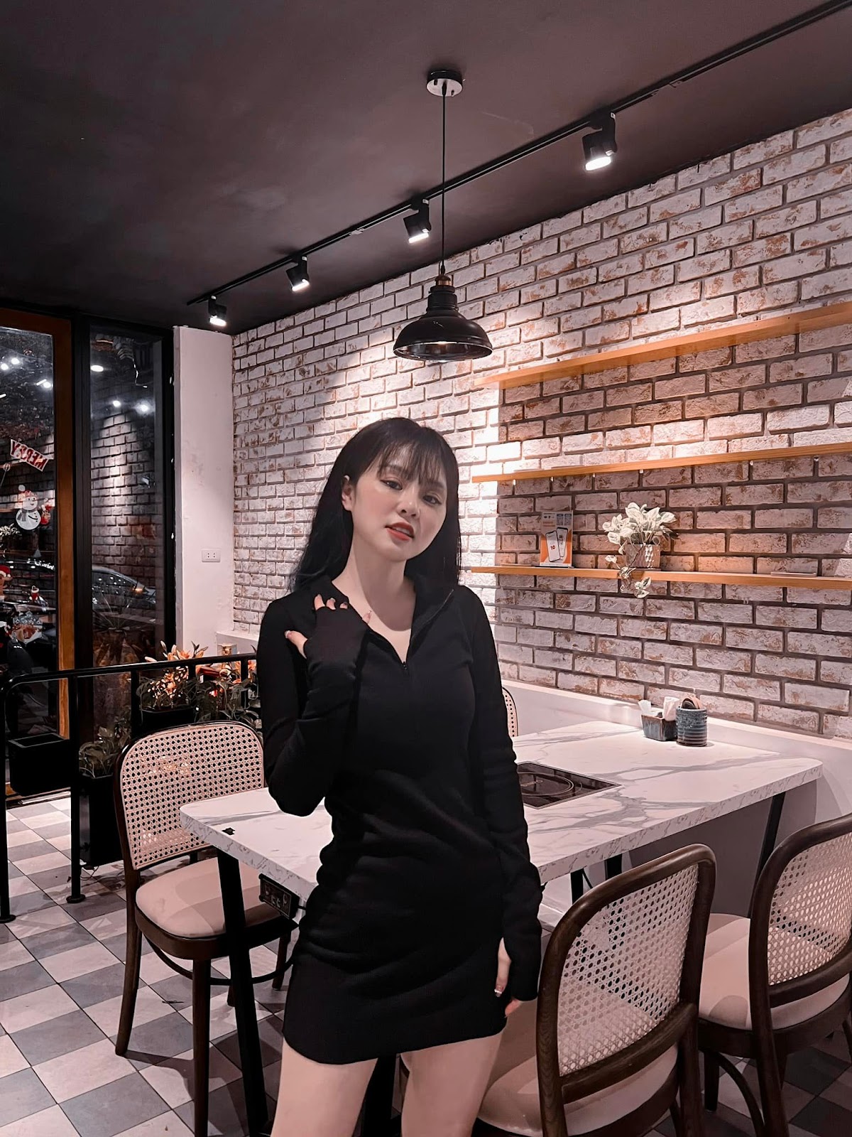 Ngọc Éng - Từ hot girl Đại học Luật đến TikToker triệu view xinh như búp bê sống - Hình 1