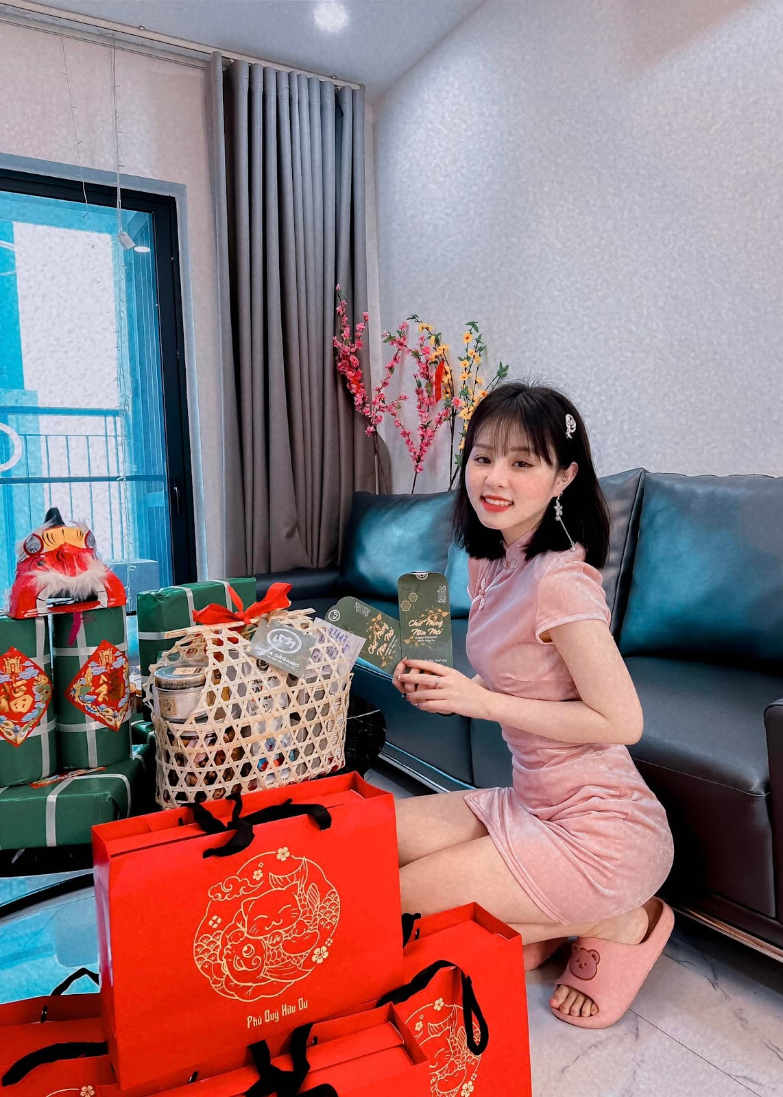 Ngọc Éng - Từ hot girl Đại học Luật đến TikToker triệu view xinh như búp bê sống - Hình 2