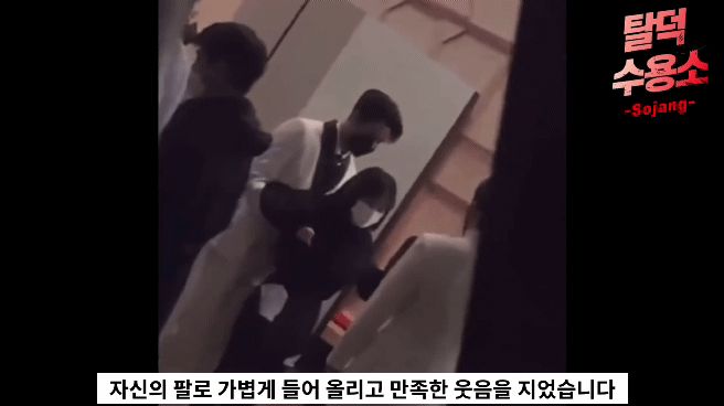 Mingyu (SEVENTEEN) reveals a clip of intimate touching, flirting with controversial female staff - Photo 2