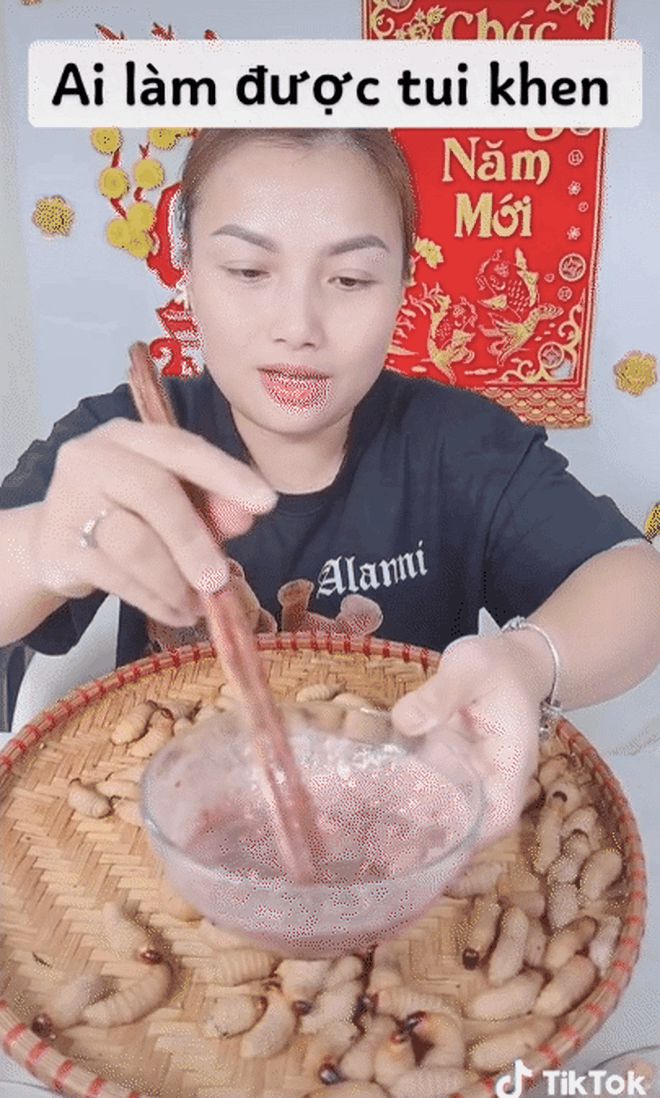 Quynh Tran JP caused controversy when eating coconut worms with shrimp paste, saying a green sentence after letting go of chopsticks - Photo 1