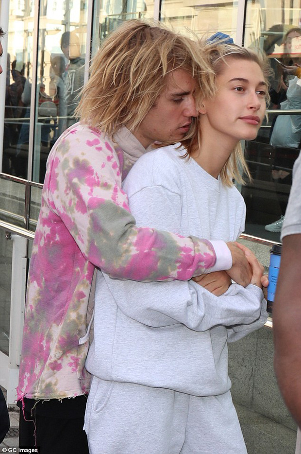 Justin Bieber và những lần gây tranh cãi với bàn tay hư đặt ở nơi khó nói của Hailey - Hình 15