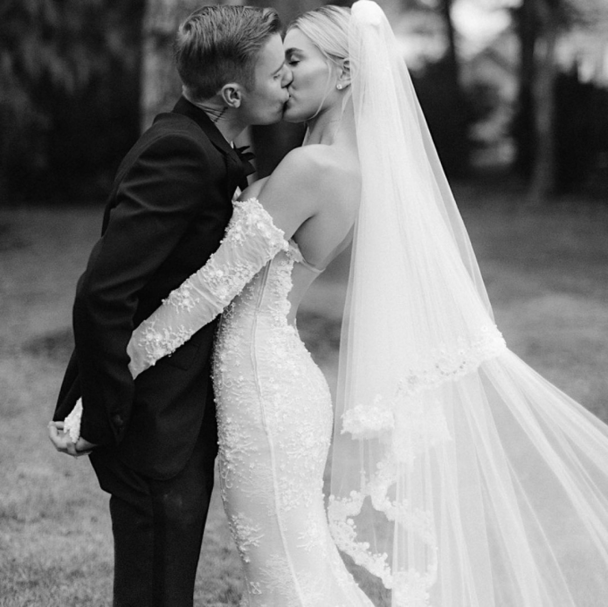 Justin Bieber và những lần gây tranh cãi với bàn tay hư đặt ở nơi khó nói của Hailey - Hình 18