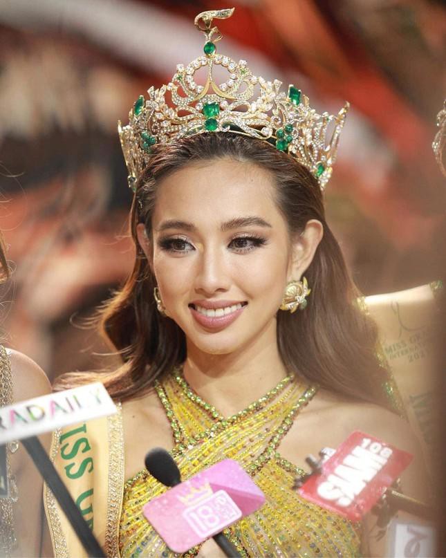 Miss Nguyen Thuc Thuy Tien competes with beauty Baifern Pimchanok, is ...