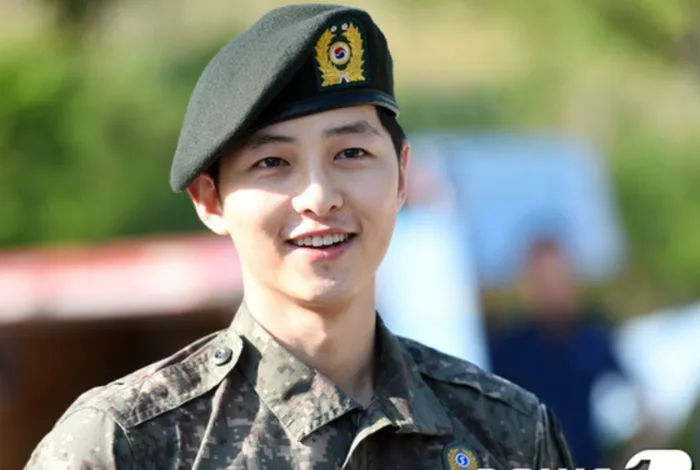 Hyun Bin, Song Joong Ki, which Korean male god wears the best military uniform? - Photo 3