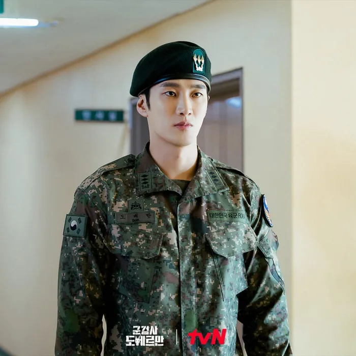 Hyun Bin, Song Joong Ki, which Korean male god wears the best military uniform? - Photo 7