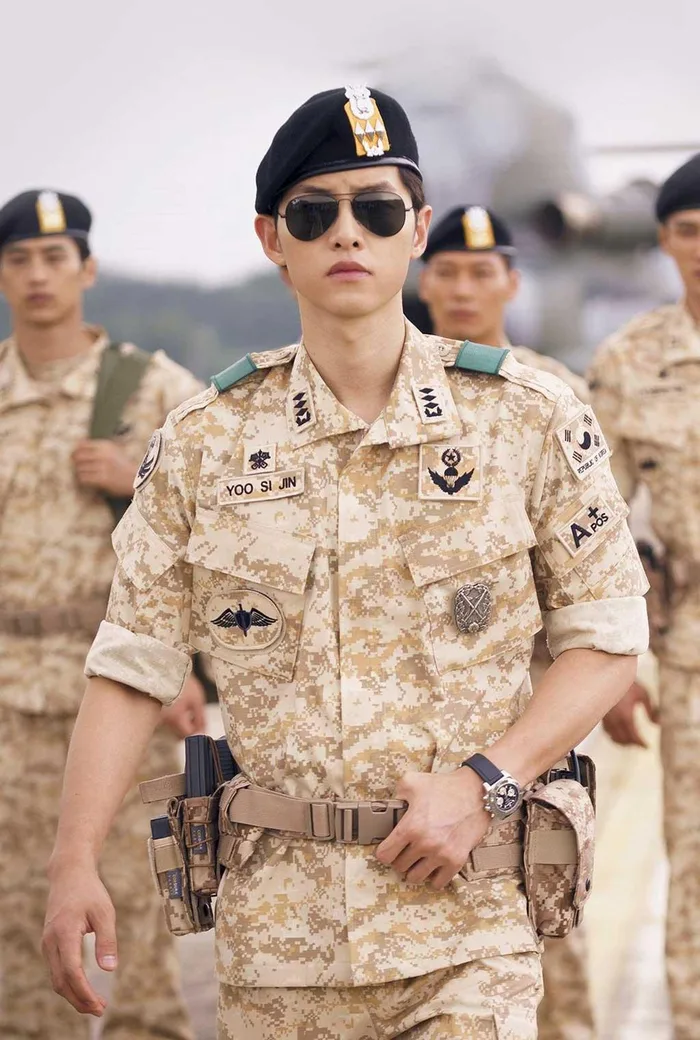 Hyun Bin, Song Joong Ki, which Korean male god wears the best military uniform? - Photo 2