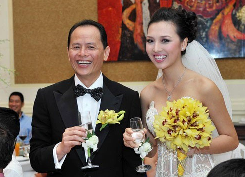 Nguyễn Quang Minh: Ông trùm gameshow 3 năm 3 đám cưới, 50 tuổi lên xe hoa với siêu mẫu kém 28 tuổi - Hình 4