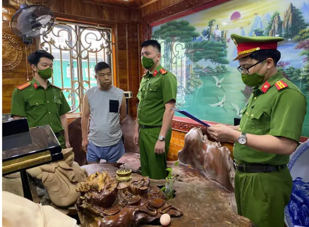 Tùng vâu - đại gia có thú vui đeo hàng kg trang sức vàng trên người vừa bị khởi tố là ai? - Hình 1